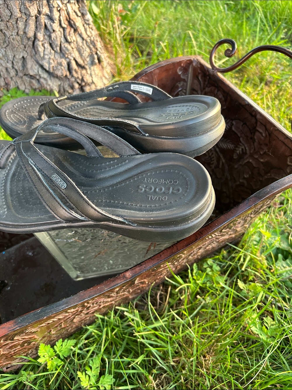 CROCS Women's Black Thong Sandals - Picture 6 of 7